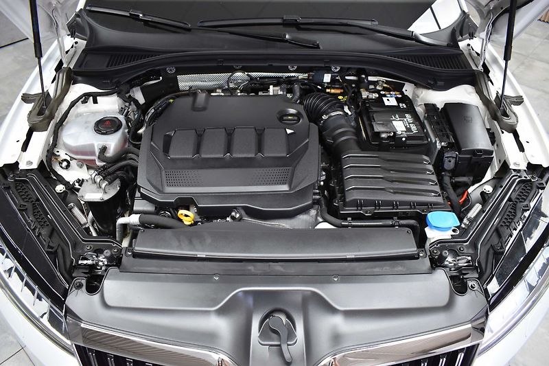 Škoda Superb TDI 147kW 4x4*L&K*TAŽNÉ*ČR 1.M - fotka 43 z 49