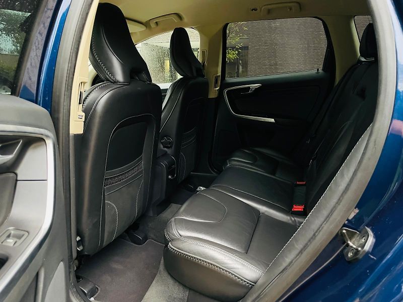 Volvo XC60 2.4D5 5V 4x4 AUT TAŽNÉ SERVISK - fotka 36 z 47