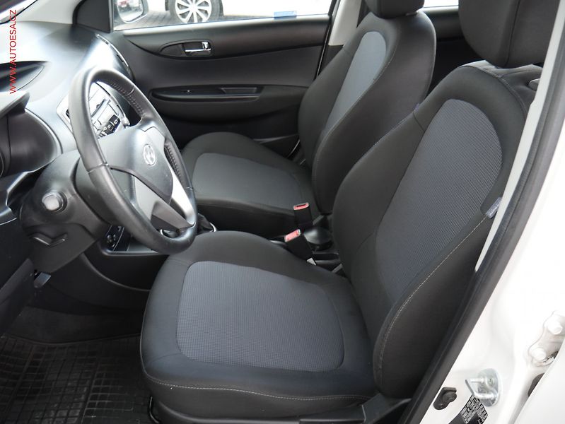 Hyundai i20 (2013) 1.2i, 1.maj,ČR, servis.kniha - fotka 9 z 15
