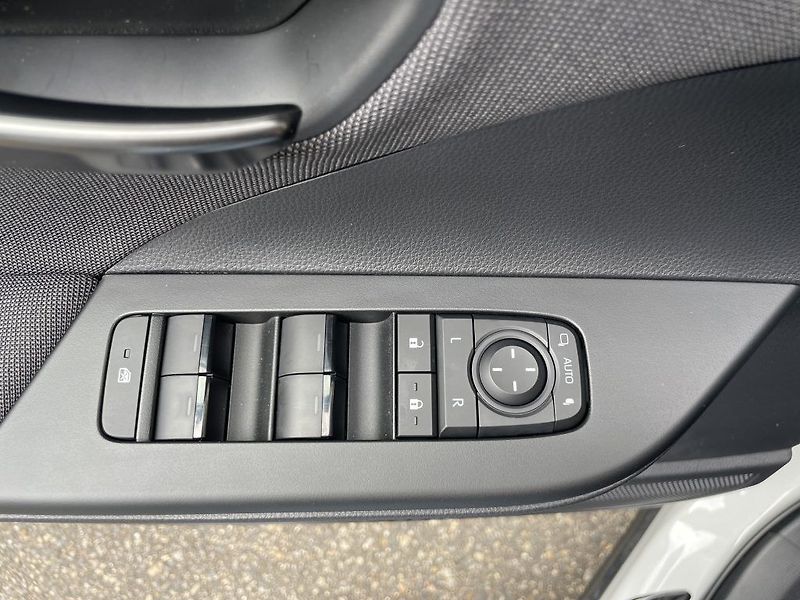 Toyota C-HR 2.0L PHEV, (2x4), Style - fotka 8 z 19