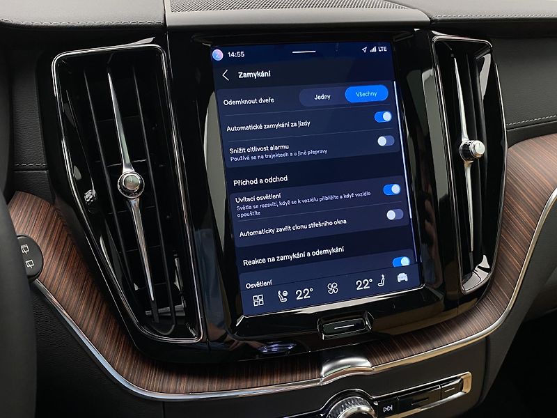 Volvo XC60 T8 AWD ULTRA BRIGHT REZERVACE - fotka 51 z 64