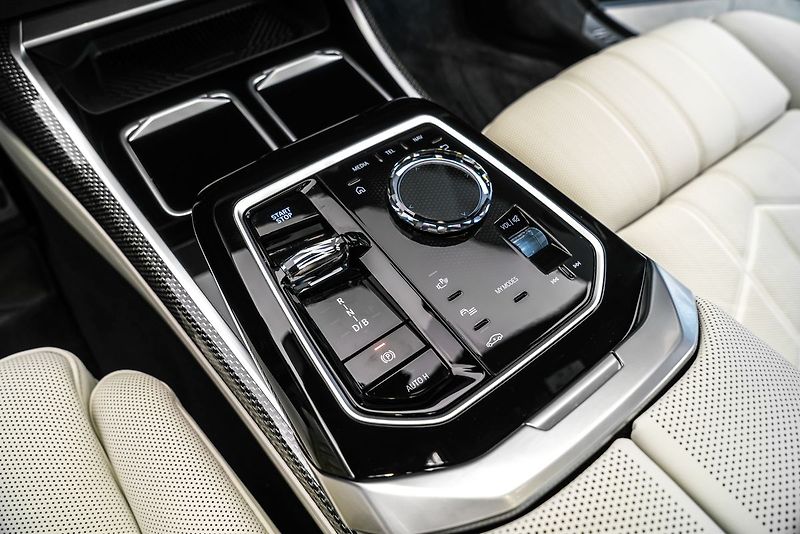BMW Ostatní 60 M-Sport Individual Theatre - fotka 17 z 29