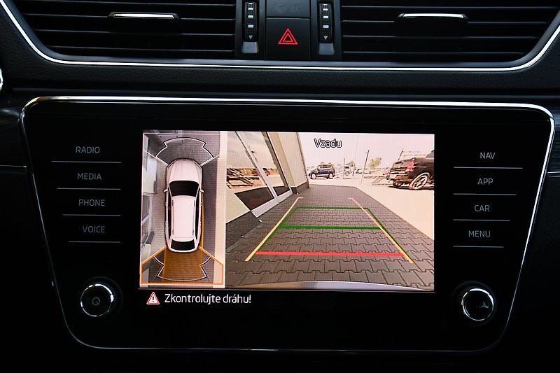 Škoda Superb 2.0TDi 147kW STYLE  NTOP TAŽNÉ - fotka 37 z 45