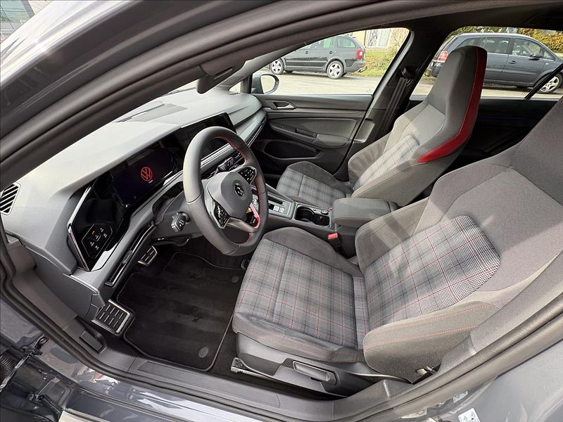 Volkswagen Golf 2,0 GTI 180kW Matrix,Panor,ACC - fotka 3 z 56