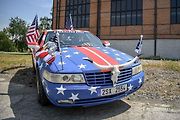 Auto pořadatelů akce Gumbalkan, 20. června 2023, Ostrava. (zleva) Richard Nemeth a Stefan Stefanov.
