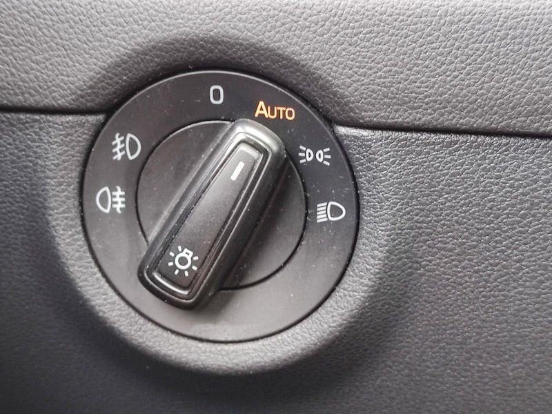 Škoda Octavia (2013) Combi Elegance plus 2,0 Tdi 11 - fotka 28 z 37