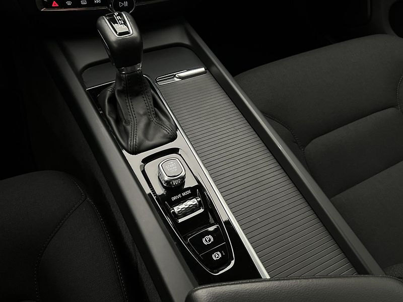 Volvo V60 D3 MOMENTUM PRO AUT - fotka 17 z 41