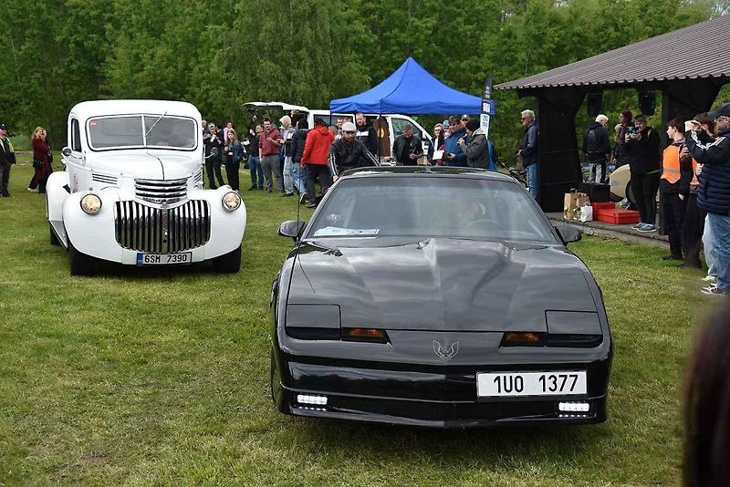 Ve Varnsdorfu se potkali majitelé několika desítek automobilových veteránů.