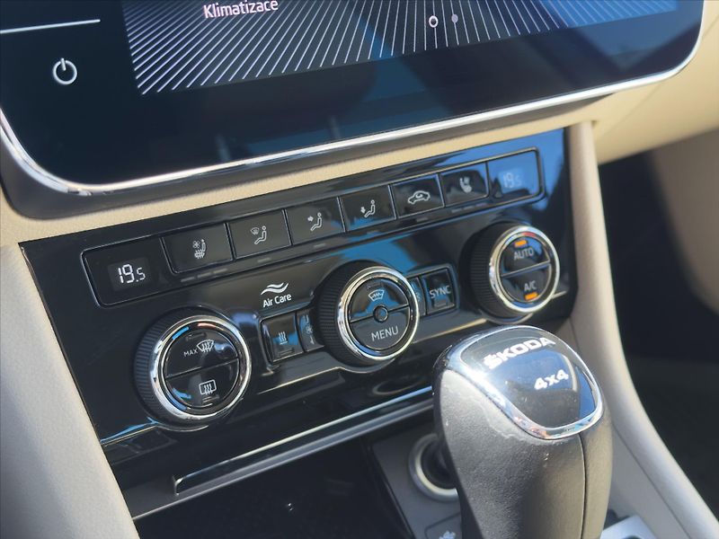 Škoda Superb 2,0 TDI 147kW DSG 4x4 L&K DPH - fotka 27 z 40