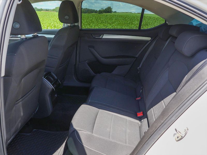 Škoda Superb 2,0 TDI 110kW DSG Xenon CZ - fotka 8 z 28