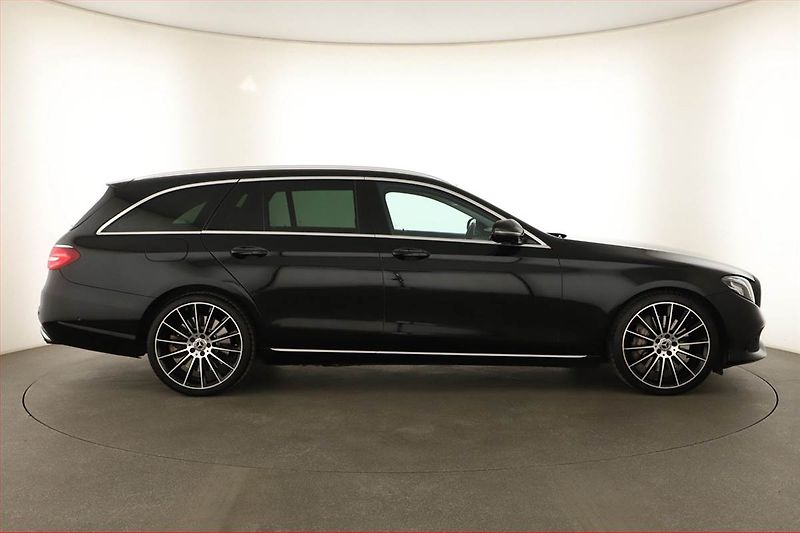 Mercedes-Benz Třídy E (2017) AMG Paket E 400 4MATIC - fotka 6 z 29
