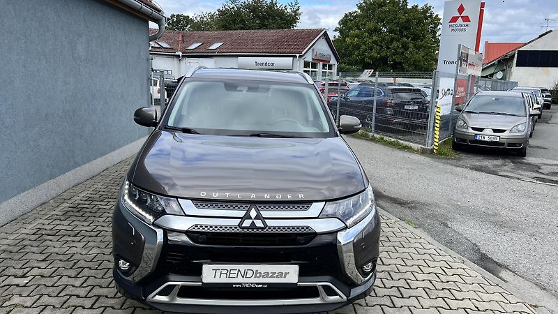 Mitsubishi Outlander INSTYLE 2,0 MIVEC 4X4 A/T - fotka 2 z 16