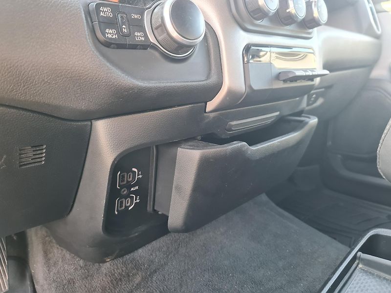 Dodge RAM 1500 (2022) 5.7 HEMI 4x4 BIGHORN LPG - fotka 42 z 67