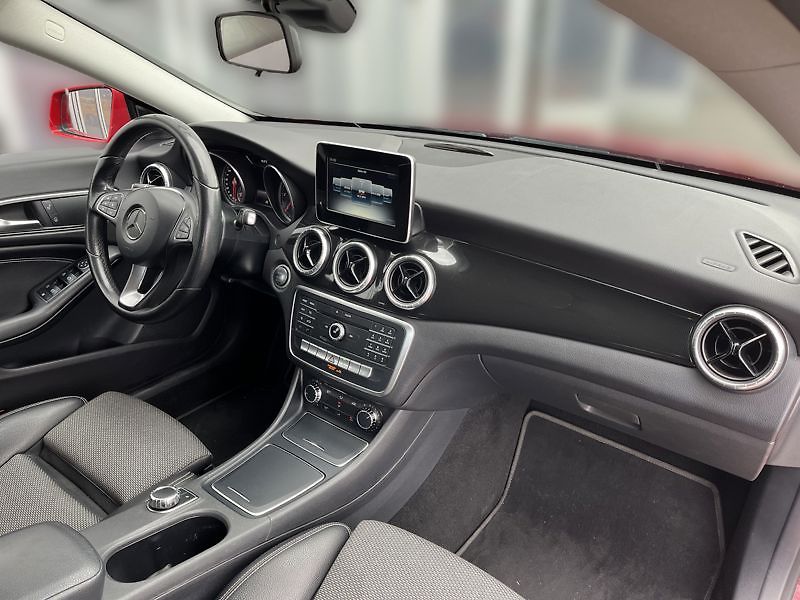 Mercedes-Benz CLA Shooting Brake 180 d Shooting - fotka 15 z 18