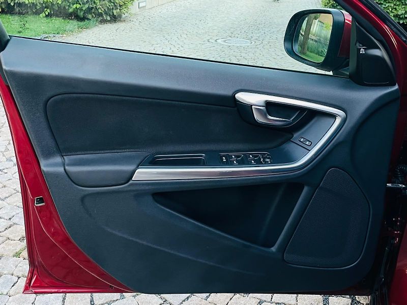 Volvo V60 2.0D4 5VÁLEC SERVISKA TAŽNÉ - fotka 31 z 48