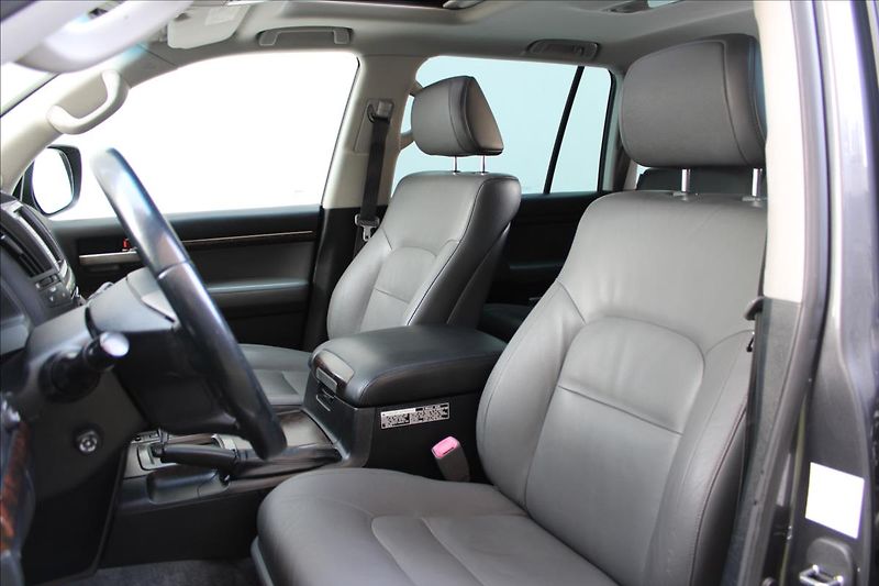 Toyota Land Cruiser 200 4.5 D-4D V8 / CZ - fotka 13 z 38