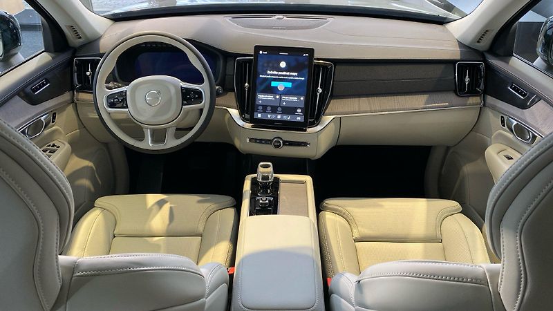Volvo XC90 (2025) PLUS DARK, T8 AWD, 228+107 kW - fotka 12 z 15