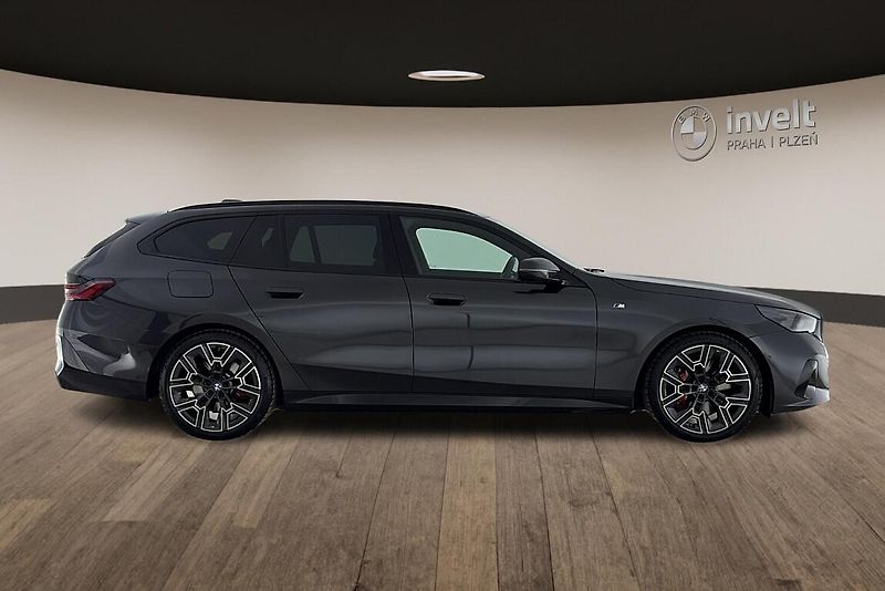 BMW Řada 5 540d xDrive Touring - fotka 2 z 18