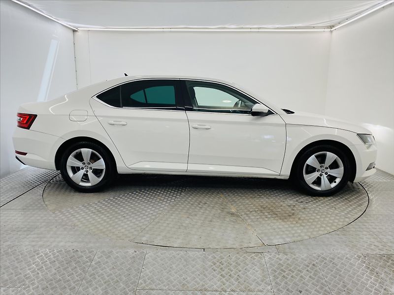 Škoda Superb 2,0 TDI 110kW Ambition - fotka 22 z 24