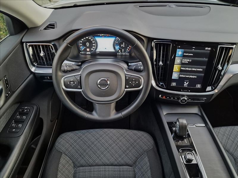 Volvo V60 B4 FWD Momentum Pro,ČR,1.Maj. - fotka 12 z 50