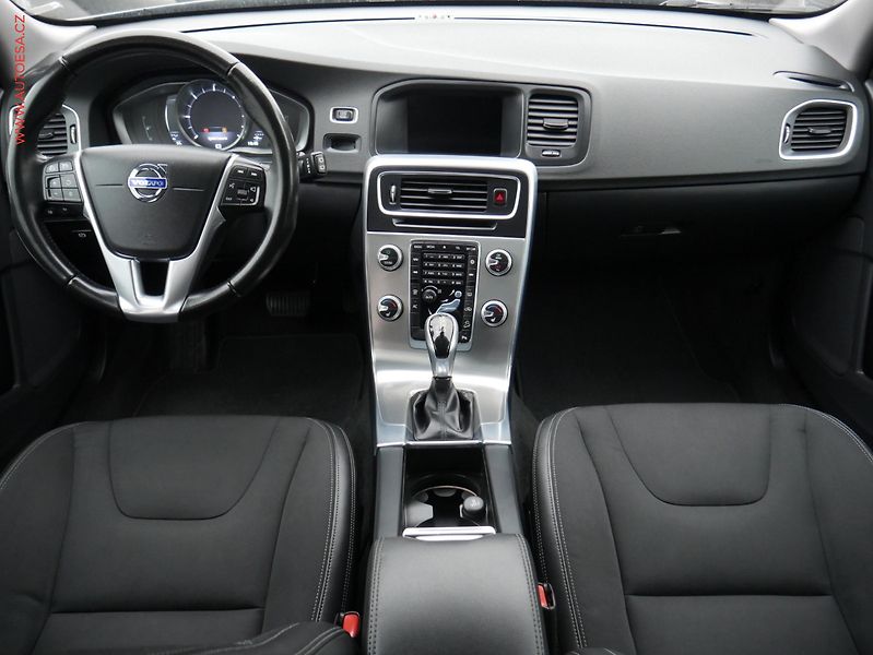 Volvo V60 (2015) 2.4 D4 Cross Country, AT - fotka 8 z 19