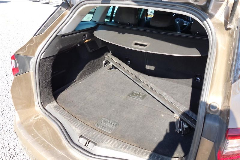 Renault Mégane 1,2 TCe,ČR,SERVIS.KN.,LIMITED. - fotka 16 z 36