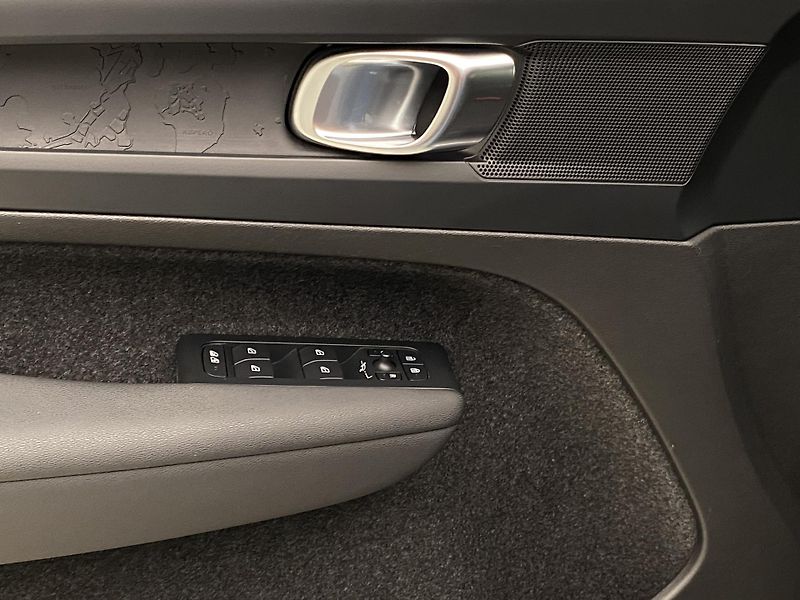 Volvo XC40 PURE ELECTRIC RECHARGE PLUS - fotka 28 z 55