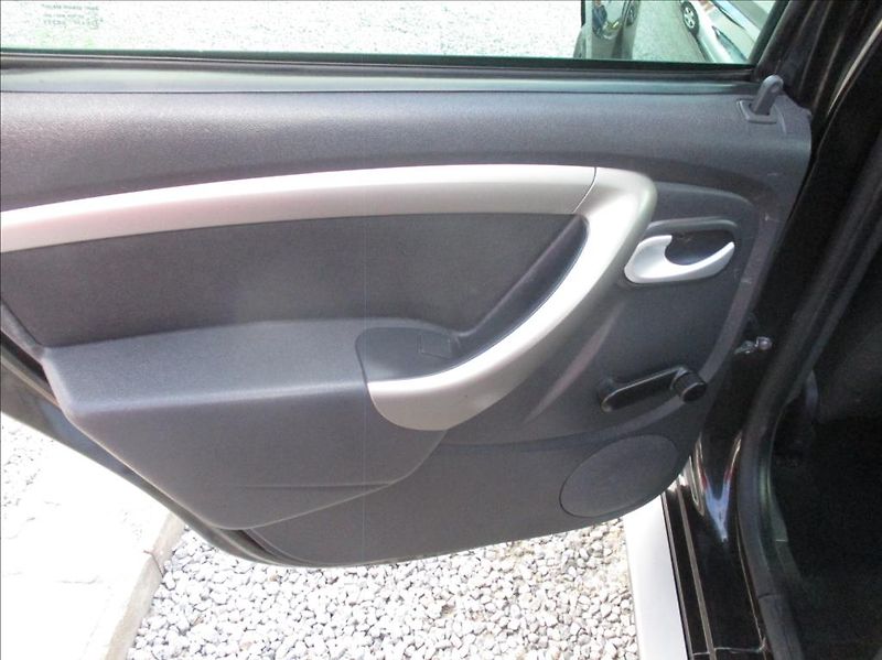 Dacia Duster 1,5 DCi, klima,serviska,tažné, - fotka 16 z 33
