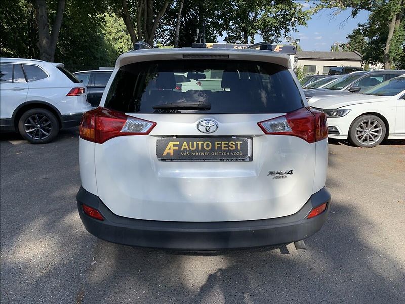 Toyota RAV4 2,2 D-4D AWD,ČR - fotka 7 z 25