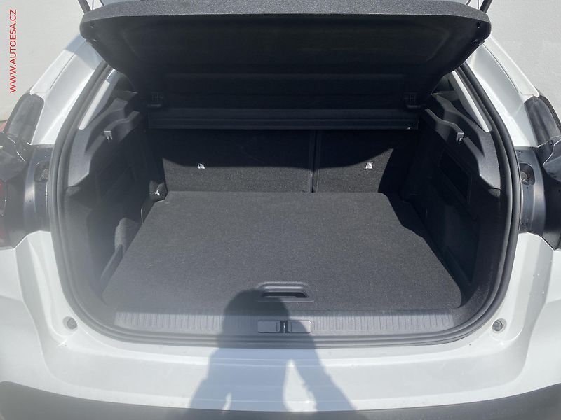 Citroën C4 (2023) 1.2 PT, 1.maj,ČR, Feel, navi - fotka 7 z 16
