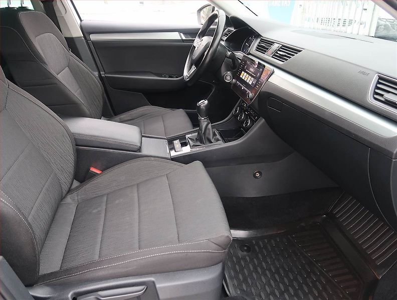 Škoda Superb (2017) Ambition 2.0 TDI, Navi, Xenony - fotka 9 z 22