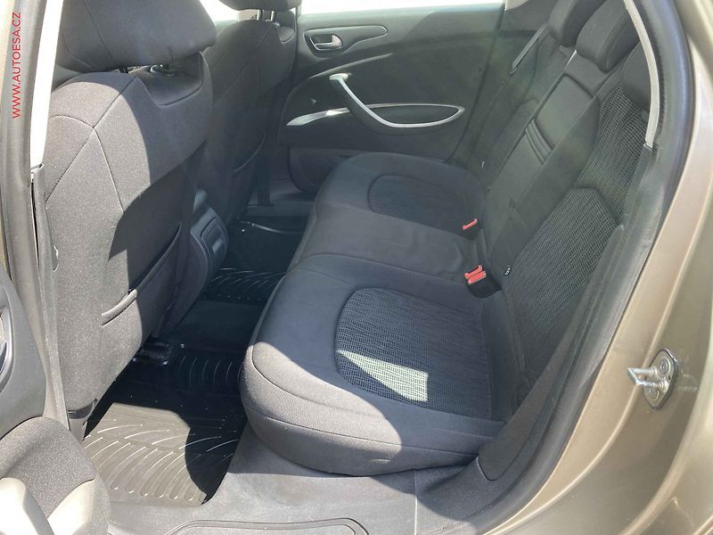 Citroën C5 (2011) 1.6HDi, AC, tempo, park.asist - fotka 10 z 15