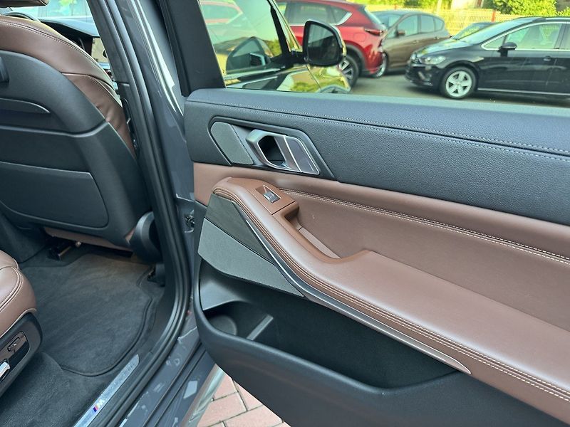 BMW X7 (2021) xDrive 40d M-Paket Pano - fotka 23 z 49
