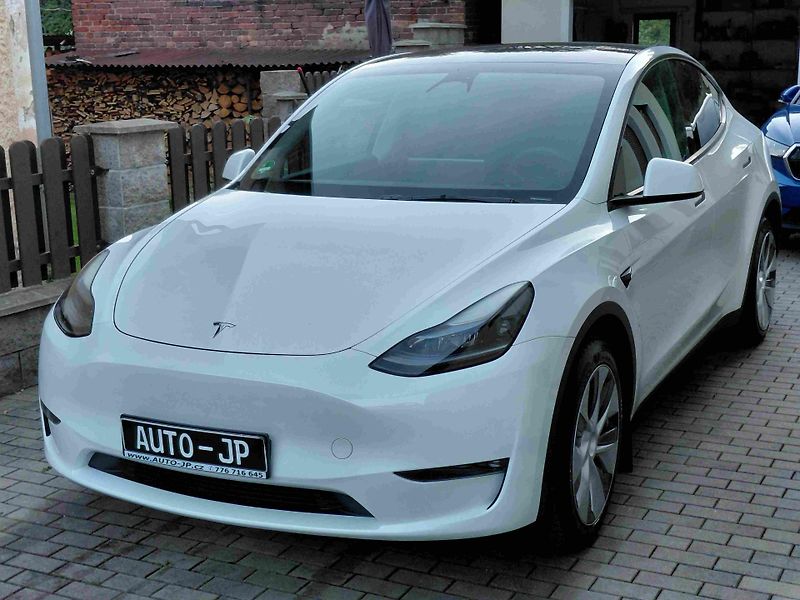 Tesla Model Y (2023) AWD Long Range - fotka 6 z 10