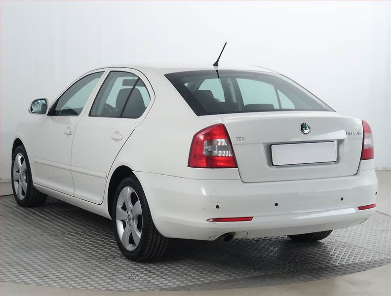 Škoda Octavia (2011) Ambiente 1.6 TDI, Tempomat - fotka 4 z 15