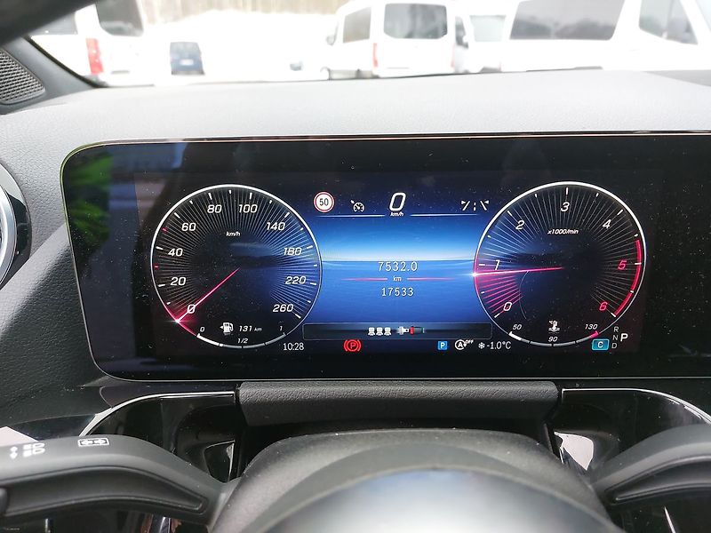 Mercedes-Benz GLA GLA180d - fotka 17 z 26