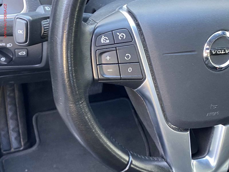 Volvo V40 (2019) 2.0 D2, AT, LED, kůže, panor - fotka 13 z 18