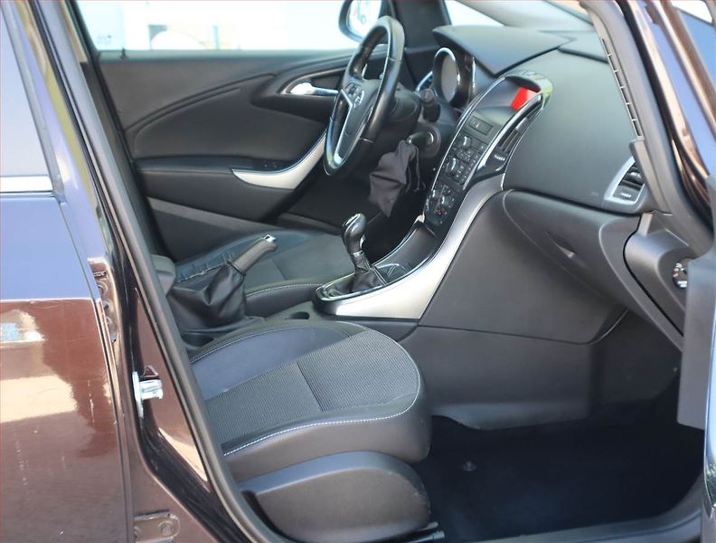 Opel Astra (2013) 1.4 T, Tempomat - fotka 9 z 15