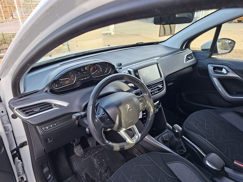 Peugeot 2008 1,2 PT 110k M5 2.MAJ - fotka 13 z 23