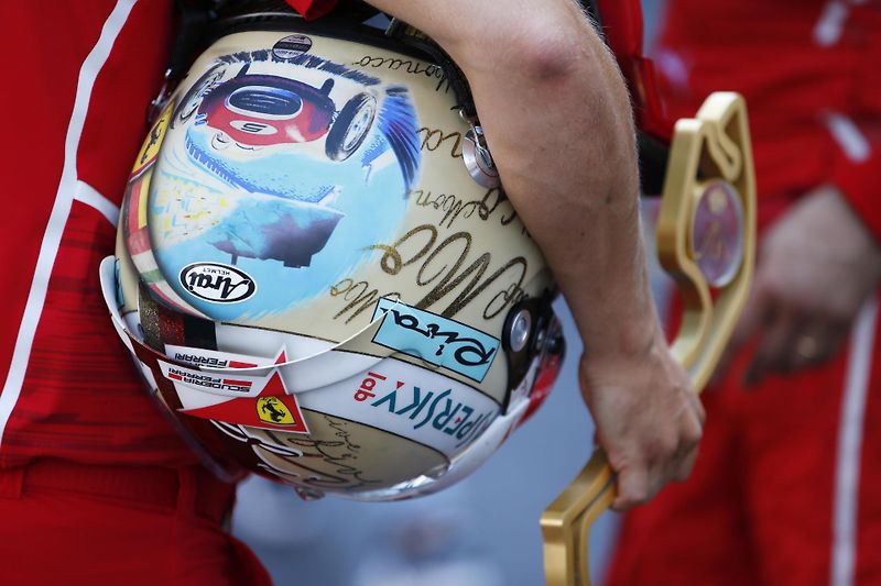 F1 2017 GP Monaka - Ferrari slaví vítězství v Monaku po 16 letech, Kimi Raikkonen (uprostřed) zklamaně přijímá 2. místo