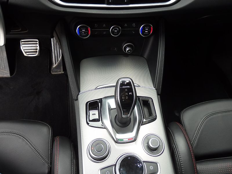 Alfa Romeo Stelvio 2.0 TURBO Q4 TRIBUTO ITALIANO - fotka 16 z 20