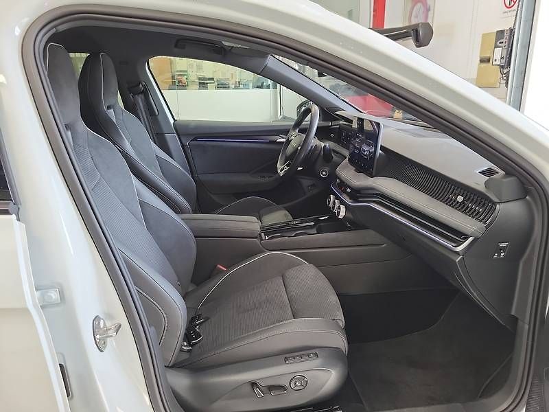 Škoda Superb (2026) 2.0 TDI Sportline - fotka 8 z 12