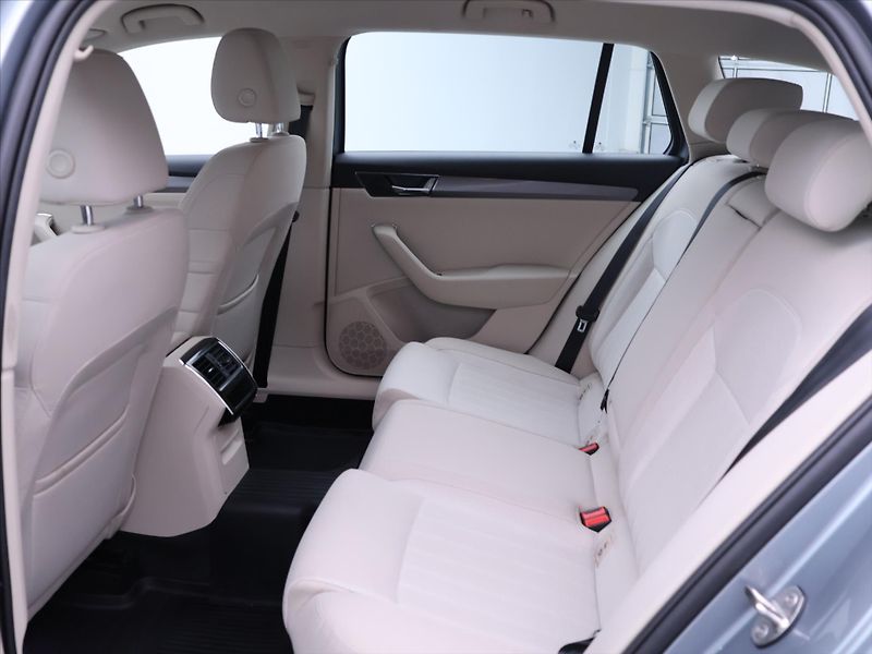 Škoda Superb 2,0 TDI DSG 4x4 CZ Style DPH - fotka 14 z 32