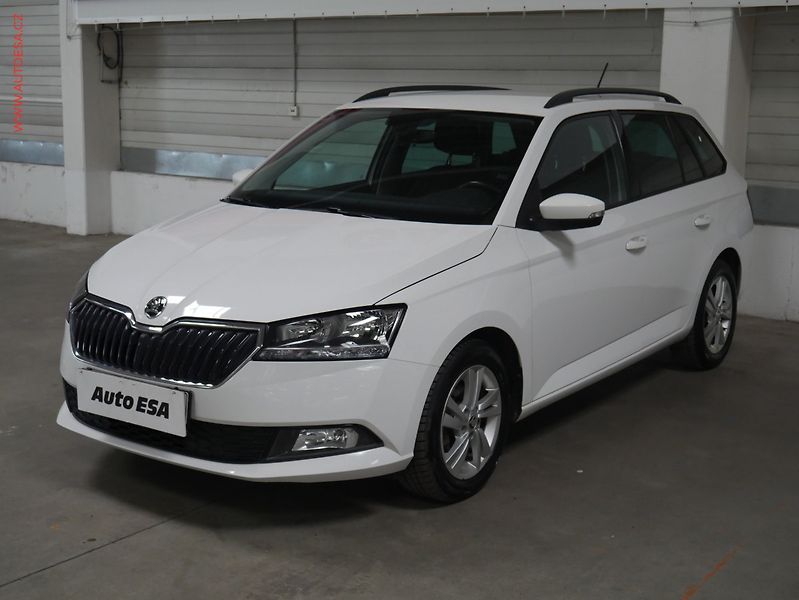 Škoda Fabia (2022) 1.0 TSi, ČR, Ambition, zámek - fotka 3 z 19