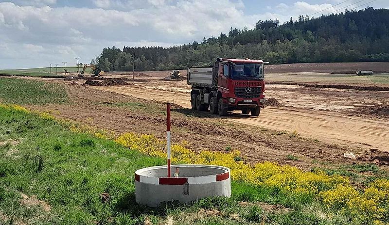 Na připravovaném úseku dálnice Praha – Karlovy Vary mezi jesenickou křižovatkou a Lubencem na jihu Ústeckého kraje už pracuje stavební technika.