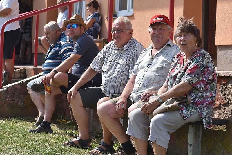 Sraz veteránů a nákladních vozů Tatra přilákal do Heřmánkovic stovky návštěvníků a desítky majitelů historických a nákladních vozů.