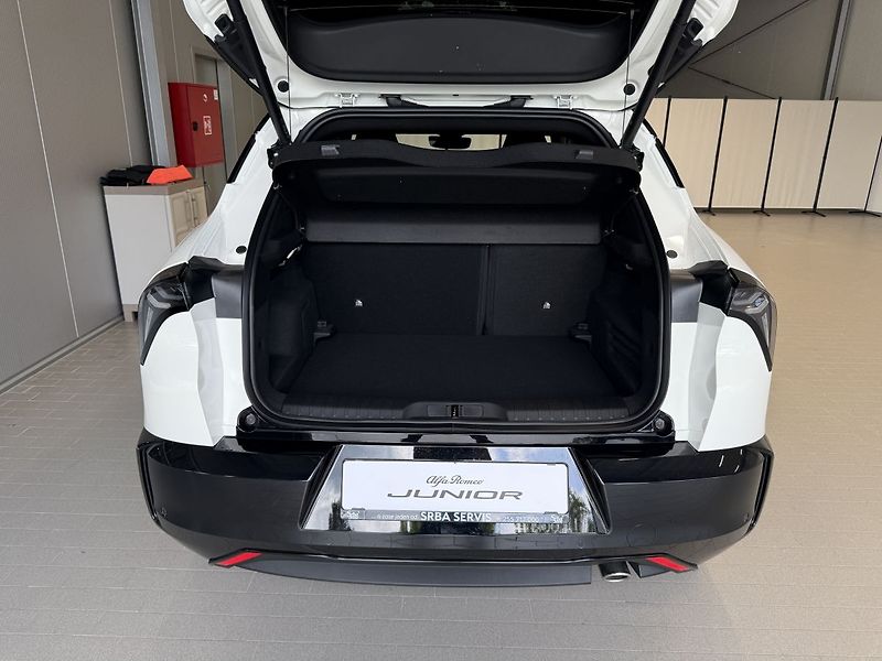Alfa Romeo Junior (2025) Ibrida Q4 Speciale 1.2 Turbo H - fotka 21 z 22