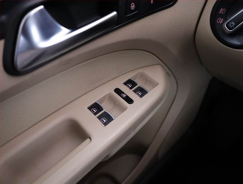 Volkswagen Touran (2011) 2.0 TDI, Automat, Xenony - fotka 15 z 18