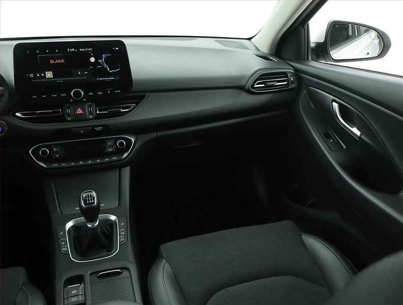 Hyundai i30 (2023) Style 1.5 T-GDI MHEV, ČR,1.maj - fotka 8 z 16