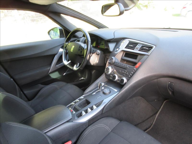 Citroën DS5 2,0 HDi Hybrid, 4x4, automat - fotka 14 z 26